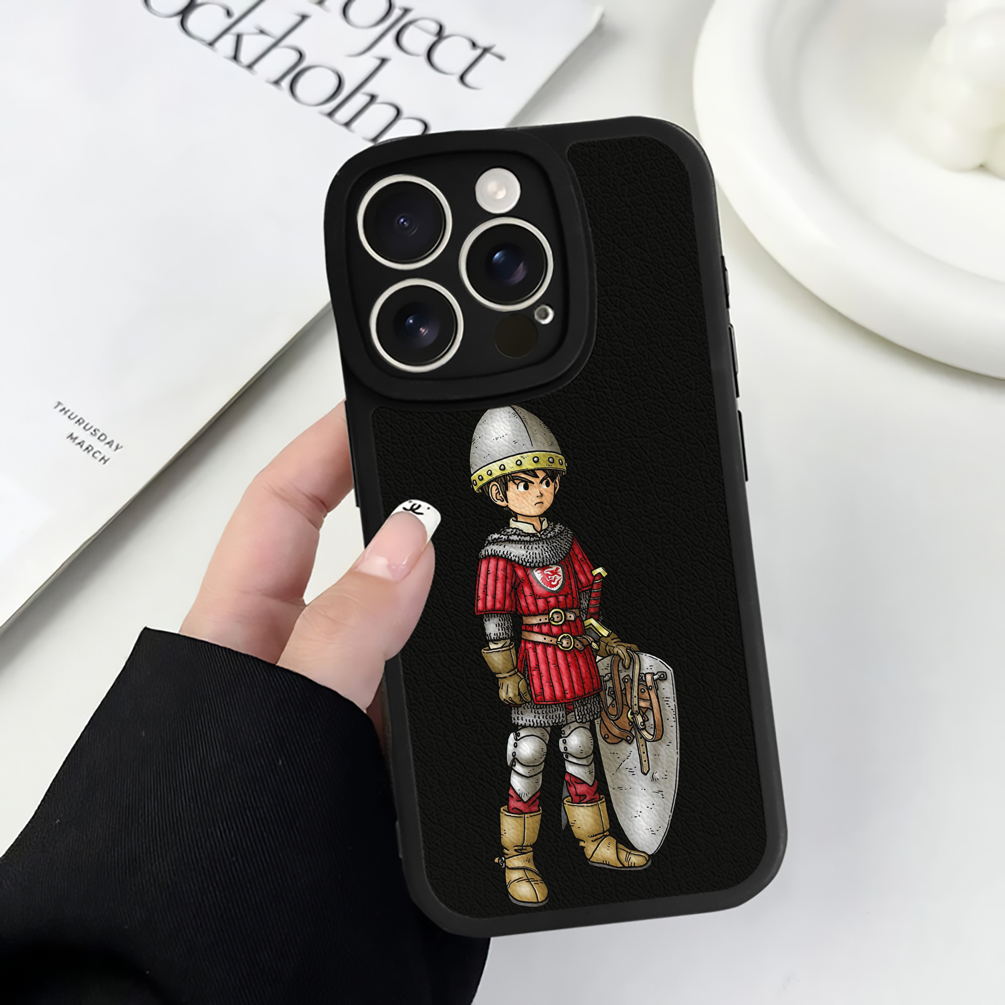 （画像用） ドラゴンクエスト Doragon Kuesuto Dragon Quest 【iPhone 16シリーズ対応】シリコンスマホケース（レザー調） 材質：シリコン